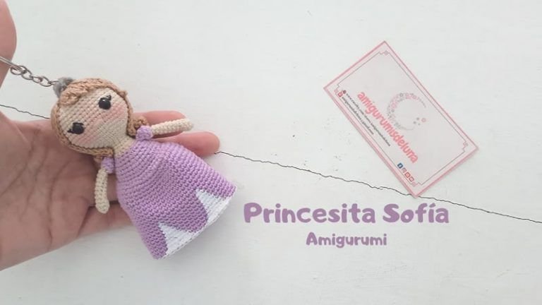 Llavero muñeca Princesa Sofía amigurumi